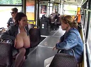 Nena Mamelles Grosses Autobús Vestida Madura Calenta En Públic
