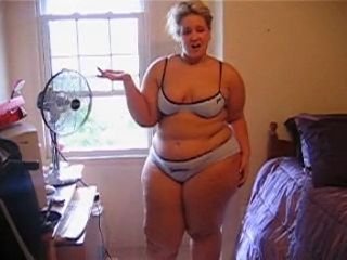 زن زیبای چاق در خانه