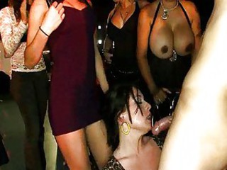 フェラチオ 服を着た女性裸の男性 パーティー 公共