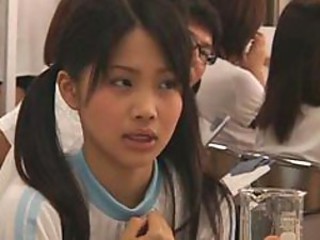 एशियाई श्यामला सुंदर जापानी पिगटेल  टीन