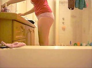 Ванна кімната домашнє відео Сестра