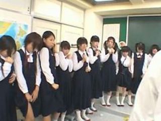 एशियाई जापानी विद्यालय की छात्रा वर्दी