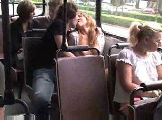 Amatör Otobüsda Seks Öpüşme Kamu Genç