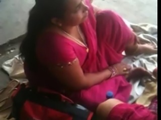 اتوبوس هندی مادر دوست داشتنی برای گائیدن چشم چرانی