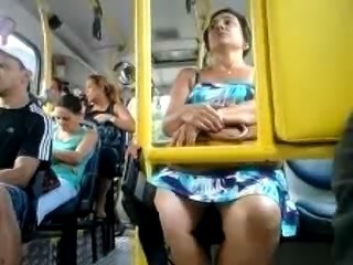 אוטובוס בוגר ציבורי מתחת לחצאית