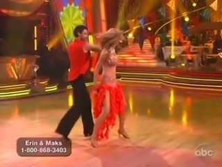 Erin Andrews looks cute while dancing nearby the stars