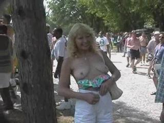 Ældre udendørs offentlig Slappe bryster stripper