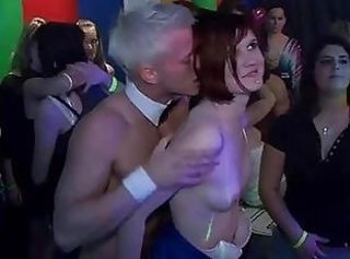 Голые мужики среди одетых женщин Танцующие Пьяные Секс-вечеринка Молоденькие Юные