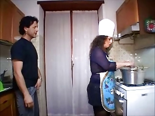 Apaļa Eiropiešu Itāļu Virtuve Nobrieduša Sieva