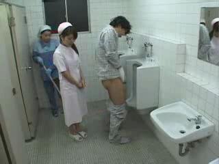 アジアの 日本語 看護師 三人組 トイレ ユニフォーム