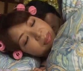آسیایی ژاپنی مادر دوست داشتنی برای گائیدن مادر  در حال خواب