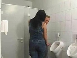 سمراء الأوروبي الألمانية نكاح اليد المرحاض