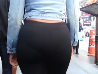 Candid teen bubbled out black spandex booty of NYC # 1