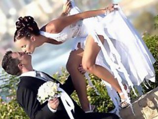 فاتنة العروس تقبيل في الهواء الطلق