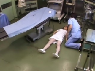 アジアの 看護師 睡眠 ユニフォーム